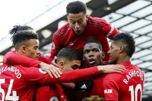 Paul Pogba và các đồng đội tận hưởng chiến thắng may mắn. Ảnh: Getty Images 