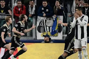 Cristiano Ronaldo và người hâm mộ Juve ngỡ ngàng trước niềm vui chiến thắng của Ajax. Ảnh: Getty Images 