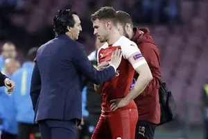 HLV Unai Emery thừa nhận có thể mất Aaron Ramsey trong vài tuần tới. Ảnh: AP 