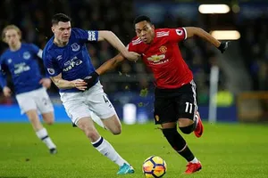 Everton (trái) sẵn sàng ngáng đường vào tốp 4 của Man.United. Getty Images 