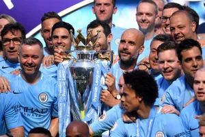 Chiếc cúp “sơ cua” sẽ được mượn lại từ đương kim vô địch Man.City. Ảnh: Getty Images 
