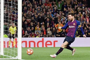 Lionel Messi ghi bàn mở tỷ số dễ dàng. Ảnh: Getty Images 