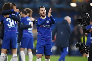 Eden Hazard chào người hâm mộ Chelsea sau trận bán kết lượt về Europa League. Ảnh: Getty Images
