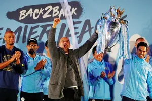 HLV Pep Guardiola mừng chiến công trước người hâm mộ Man.City. Ảnh: Daily Mail