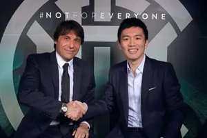 HLV Antonio Conte bên cạnh Chủ tịch Inter, Steven Zhang. 