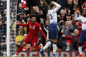 Mohamed Salah mừng bàn thắng trước Tottenham ở mùa này, nhưng HLV Jurgen Klopp cảnh bảo sắp tới là khó khăn mới. Ảnh: Getty Images