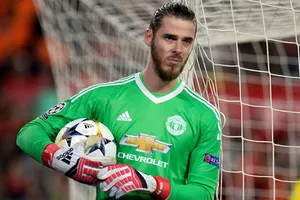 “Bóng” đang nằm trong tay David De Gea và Man.United không thể làm khác hơn là chi tiền. Ảnh: Getty Images