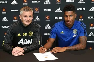 HLV Ole Gunnar Solskjaer và Marcus Rashford vui mừng ký hợp đồng mới. Ảnh: Getty Images 