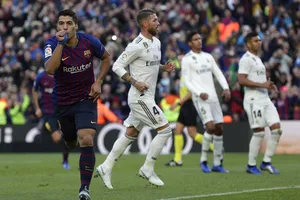 Luis Suarez và Barcelona đè bẹp Real ở vòng 10 mùa giải năm ngoái. Ảnh: Getty Images 
