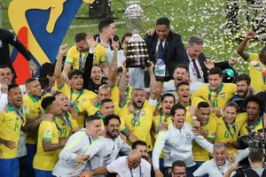 Brazil hân hoan với chức vô địch Nam Mỹ sau 12 năm. Ảnh: Getty Images 