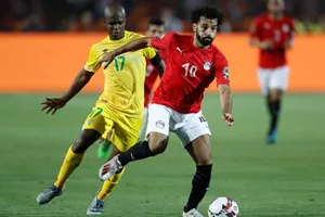 Mohamed Salah (phải) không thành công cùng tuyển Ai Cập nên sẽ trở lại sớm. Ảnh: Getty Images 