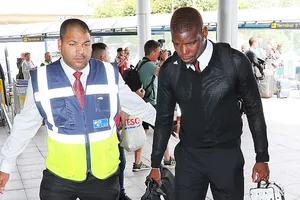 Paul Pogba vội vã khi đến sân bay. Ảnh: Daily Mail 