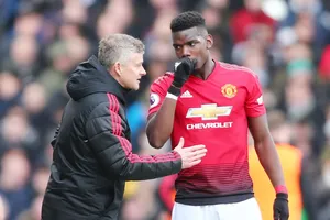 HLV Ole Gunnar Solskjaer hy vọng thuyết phục Paul Pogba ở lại thêm một mùa. Ảnh: Getty Images 