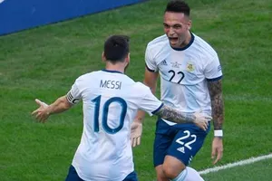 Lionel Messi chia vui khi Lautaro Martinez ghi bàn ở Copa. Ảnh: Getty Images 