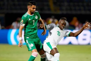 Riyad Mahrez (trái) tiếp tục thắng Sadio Mane ở cấp độ đội tuyển. Ảnh: Getty Images