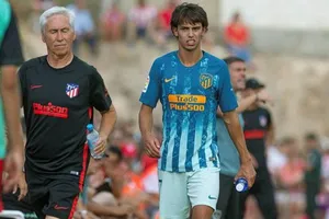 Joao Felix khập khiễng rời sân chỉ sau 26 phút ra mắt. Ảnh: Getty Images