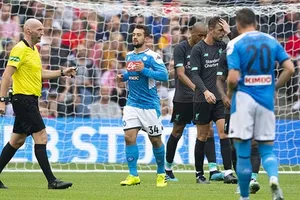 Hình ảnh từ trận thua Napoli cho thấy cầu thủ Liverpool thật sự đang bị áp lực. Ảnh: Getty Images