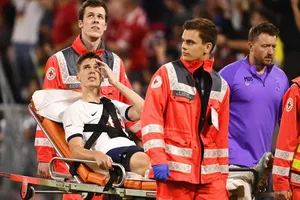 Juan Foyth chấn thương và phải rời sân bằng cáng. Ảnh: Getty Images