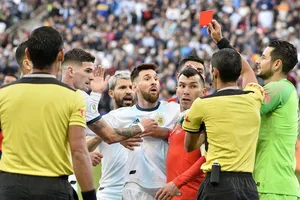 Lionel Messi nhận chiếc thẻ đỏ thứ 2 trong sự nghiệp ở kỳ giải mà anh nặng nề chỉ trích trọng tài. Ảnh: Getty Images