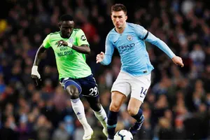 Aymeric Laporte (phải) chỉ có thể trở lại sớm nhất vào đầu năm mới. Ảnh: Getty Images 