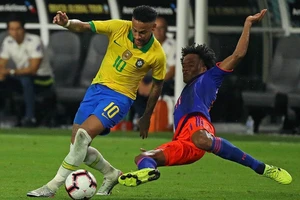 Neymar (trái) vẫn thấy tương lai chưa rõ ràng tại CLB. Ảnh: Getty Images