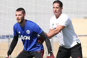 Emilio Alvarez (phải) và David de Gea trong buổi tập. Ảnh: Getty Images