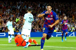 Luis Suarez sắm vai người hùng giúp Barca ngược dòng. Ảnh: Getty Images