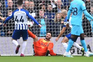 Hugo Lloris đau đớn nhìn đối phương ghi bàn từ sai lầm của mình. Ảnh: Getty Images