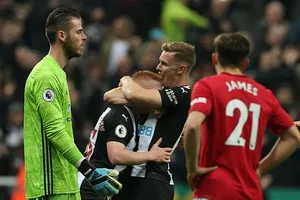 Dáng vẻ thất vọng của David de Gea và đồng đội. Ảnh: Getty Images