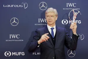Arsene Wenger trong một lần được vinh danh về sự nghiệp to lớn của mình. Ảnh: Getty Images