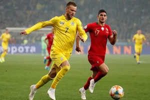 Ukraine (trái) đã xuất sắc giành quyền góp mặt ở VCK EURO lần thứ 3 liên tiếp. Ảnh: Getty Images