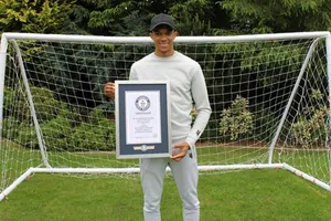 Alexander Alexander-Arnold vinh dự được ghi tên mình vào sách kỷ lục thế giới Guinness. Ảnh: Getty Images 