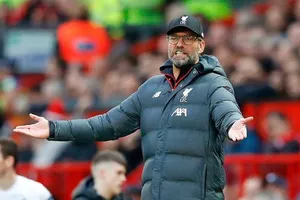 HLV Jurgen Klopp phản ứng mạnh mẽ trong trận đấu. Ảnh: Getty Images 