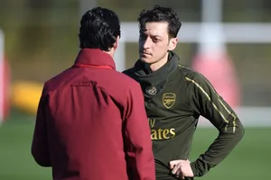 Mesut Oezil đang dần thấy tương lai ở Arsenal khép lại. Ảnh: Getty Images