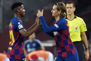 Antoine Griezmann chỉ sân thay cho tài năng Ansu Fati hôm giữa tuần. Ảnh: Getty Images 