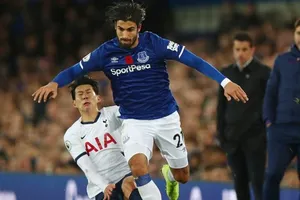 Son Heung-min (trái) được xóa thẻ đỏ sau khi tình huống va chạm được xem lại. Ảnh: Getty Images