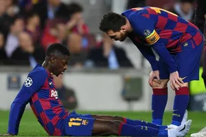 Ousmane Dembele tiếp tục đẩy Barca vào tính thế khó vì vấn đề thể trạng. Ảnh: Getty Images