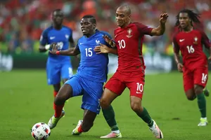 Pháp (trái) sớm có cơ hội phục thù Bồ Đào Nha sau thất bại ở chung kết EURO 2016. Ảnh: Getty Images