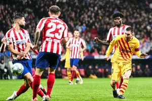 Lionel Messi với khoảnh khắc tỏa sáng giúp Barcelona đánh bại chủ nhà Atletico Madrid. Ảnh: Getty Images