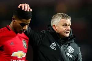 Thầy trò HLV Ole Gunnar Solskjaer cùng nhau chia sẻ thất vọng. Ảnh: Getty Images