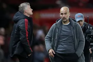 HLV Ole Gunnar Solskjaer cay đắng khi để đội bóng Pep Guardiola vượt mặt trên sân nhà mùa qua. Ảnh: Getty Images
