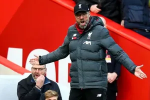 HLV Jurgen Klopp phản ứng dữ dội trong diễn biến trước Watford. Ảnh: Getty Images