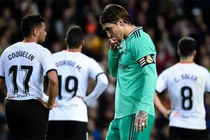 Sergio Ramos thất vọng khi Real chỉ rời sân Valencia với 1 điểm. Ảnh: Getty Images