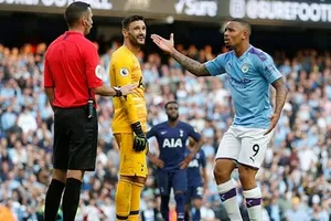 Hugo Lloris tỏ ra bất ngờ giữa lúc Gabriel Jesus phàn nàn với trọng tài. Ảnh: Getty Images