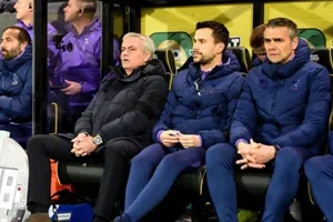 Dáng vẻ thất vọng của Jose Mourinho trên băng ghế chi đạo. Ảnh: Getty Images