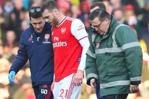 Calum Chambers chấn thương nghiêm trọng hơn mức dự kiến. Ảnh: Getty Images 