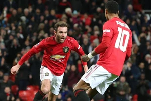 Marcus Rashford sau khi góp công vào bàn mở tỷ số của Juan Mata. Ảnh: Getty Images