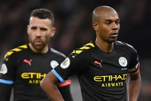 Fernandinho thất vọng sau thất bại tại Tottenham. Ảnh: Getty Images