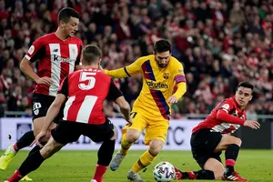 Lionel Messi bất lực và cùng Barca dừng bước. Ảnh: Getty Images