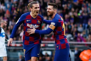 Lionel Messi mừng khi kiến tạo cho Antoine Griezmann ghi bàn. Ảnh: Getty Images